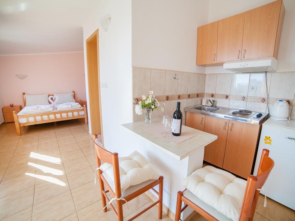 Apartments Viktorija Petrovac Pokoj fotografie